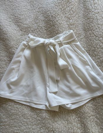 Short blanc fluide avec ceinture boohoo neuf sans étiquette