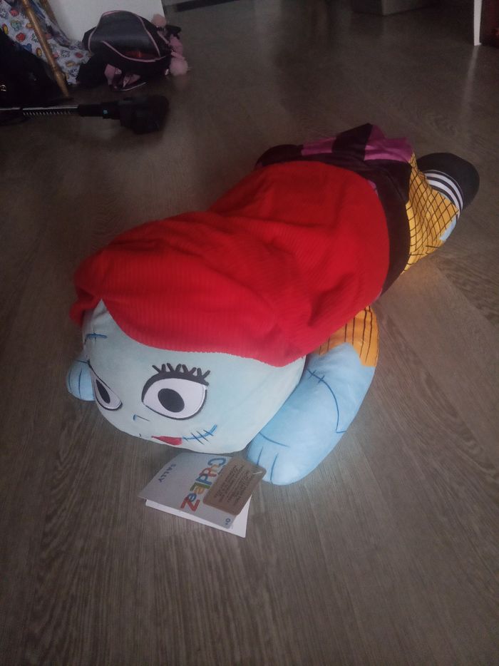 Grande peluche de sali dans l'étrange Noël de monsieur jack Disneyland Paris neuve