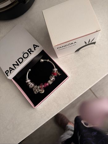 Bracelet jonc pandora avec ses charms.