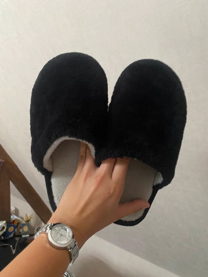 Paire de chaussons, noires et gris tout doux