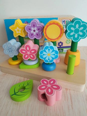 Jeu en bois pré printanier en fleurs