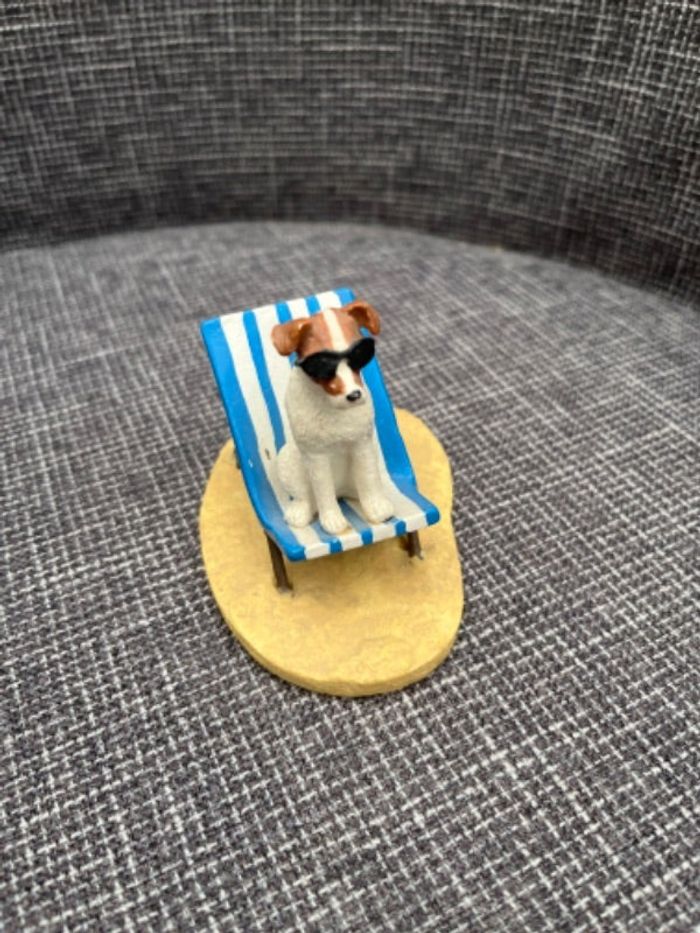 Figurine chien sur un transat