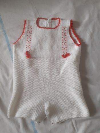 Combinaison blanche et bords rouges