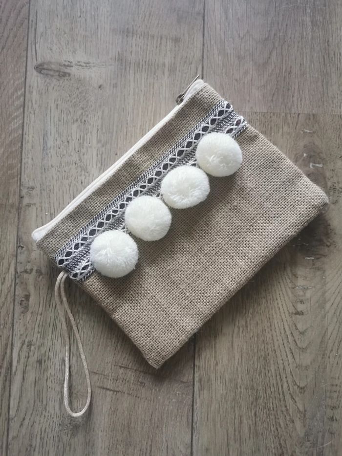 Petite pochette à pompons