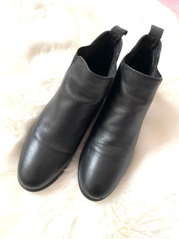 Très jolies petites bottines en cuir noir