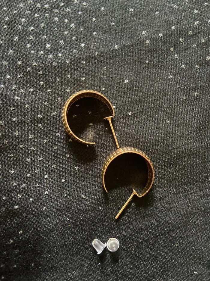 Boucles d'oreilles larges dorées motifs points - photo numéro 2