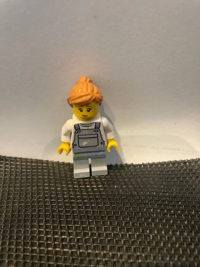 Lego mini figurine femme peintre en salopette cty0661 60134 parc minifigure officiel - photo numéro 2