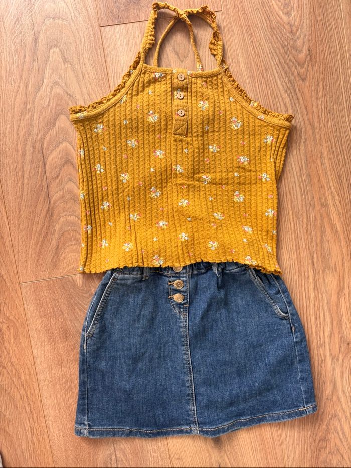 Ensemble débardeur moutarde fleuri et jupe en jean 8 ans