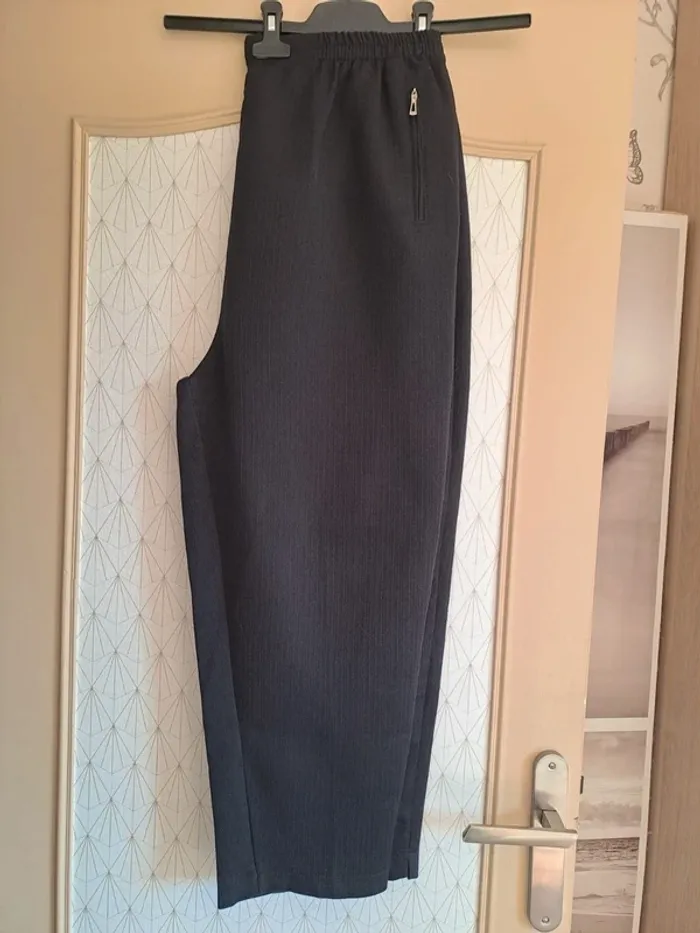 Pantalon noir femme T5 comme neuf joli tissu côtelé - photo numéro 2