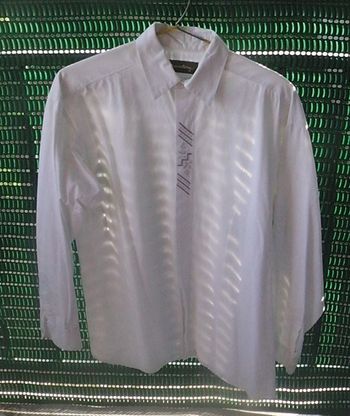 Chemise manches longues, blanche avec broderie sur boutonnage