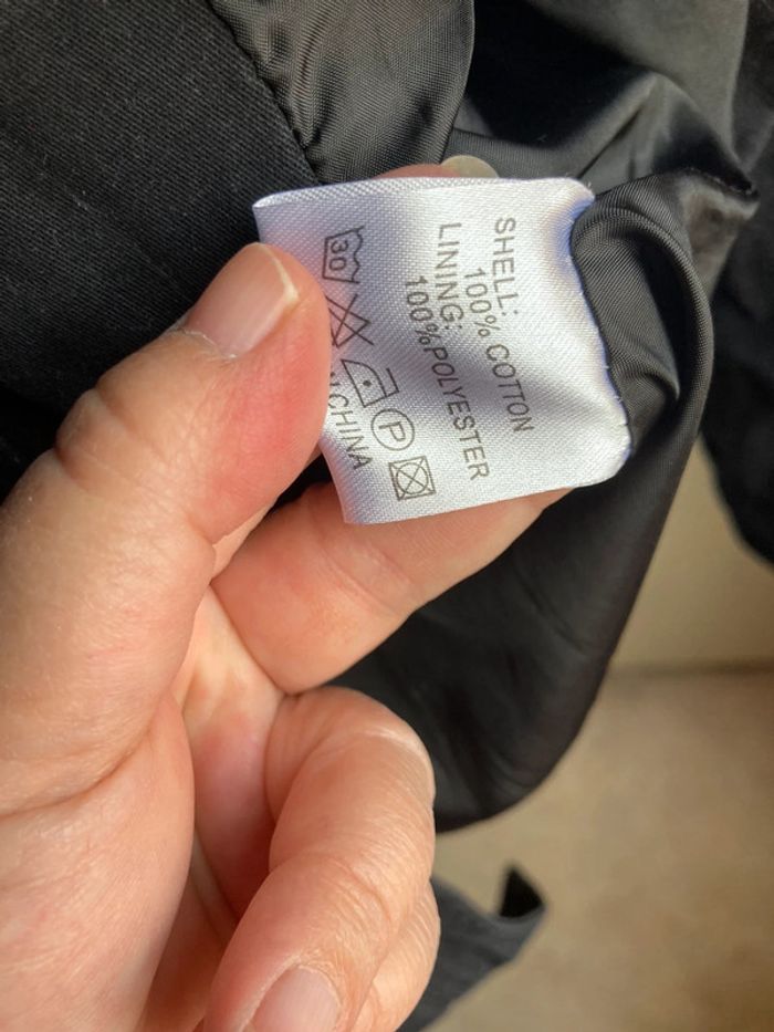 Superbe veste mi longue jamais portée, noire avec stickers taille S - photo numéro 12