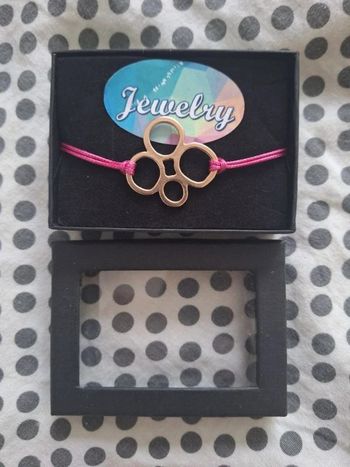 neuf Bracelet rose avec fermoir