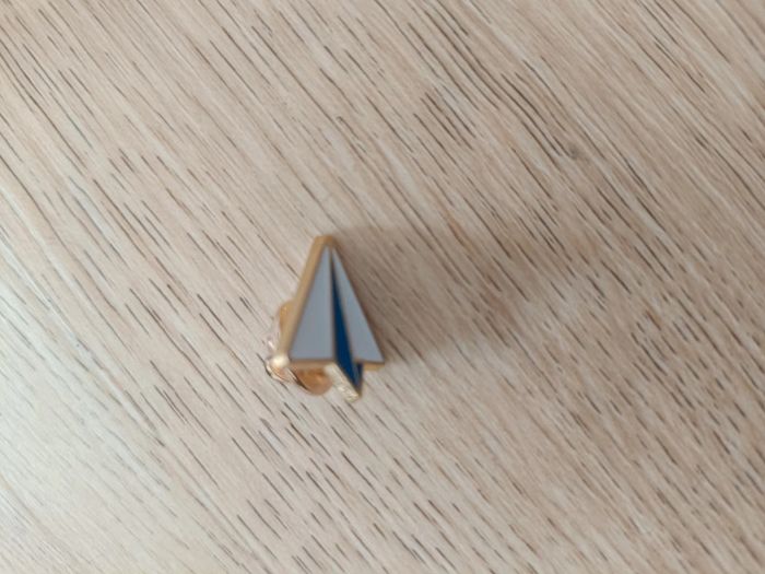 Pin's neuf avion en papier