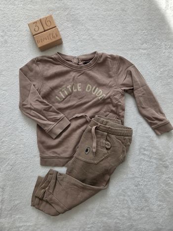 Ensemble Ce n’est pas un ensemble officielle y’a une petite différence de couleur entre le haut et le bas mais mon fils l’avais porté ainsi et ça allait très bien 