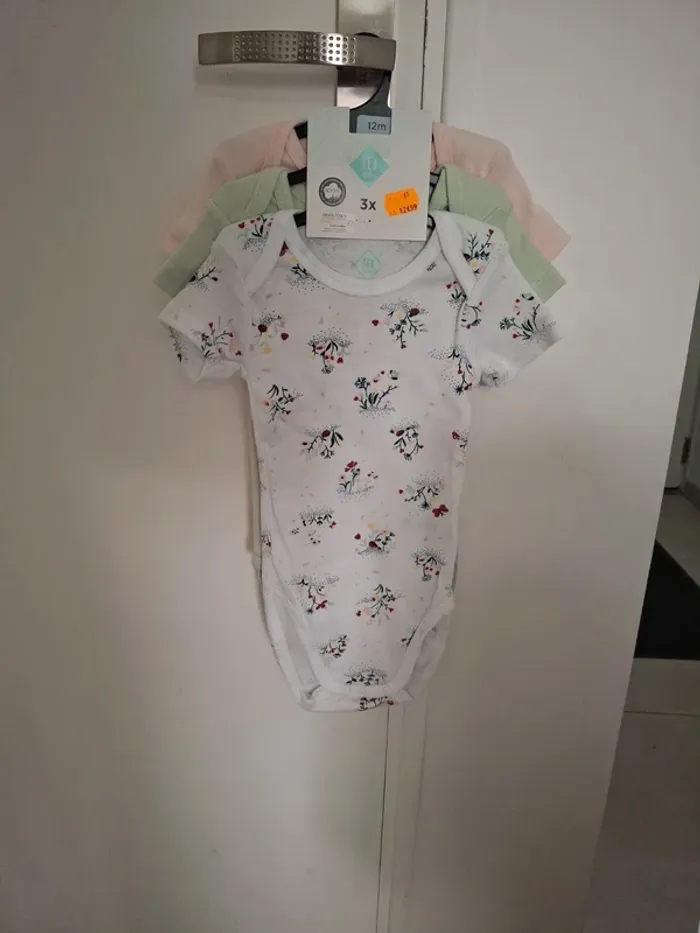 Lot de 3 bodies neufs 12 mois été fille