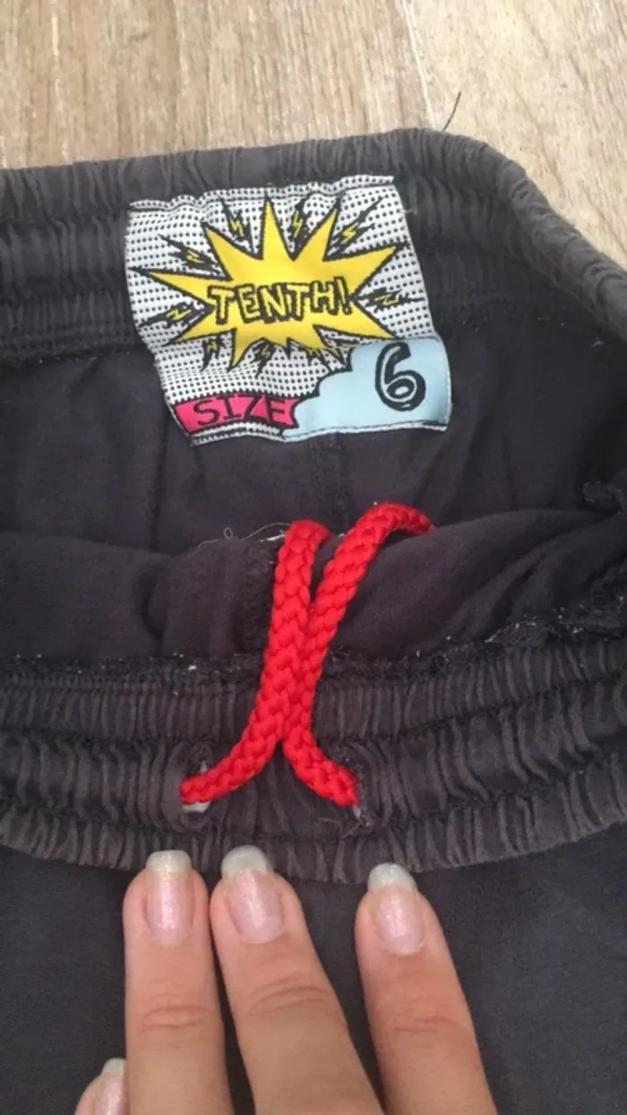 Short garçon noir avec un lacet rouge - photo numéro 3