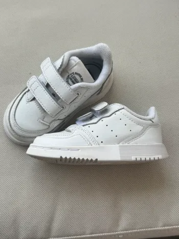 Basket Adidas blanche à scratch