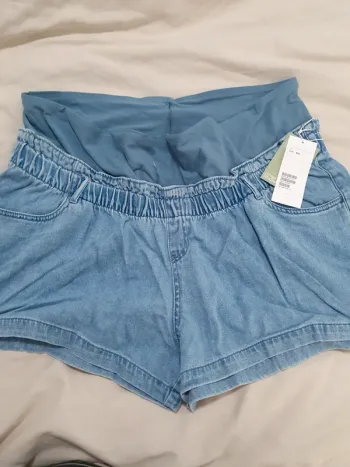 Short femme enceinte