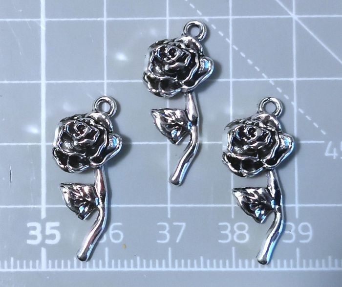 3 x pendentifs "Longue rose" en métal argenté vieilli - photo numéro 2