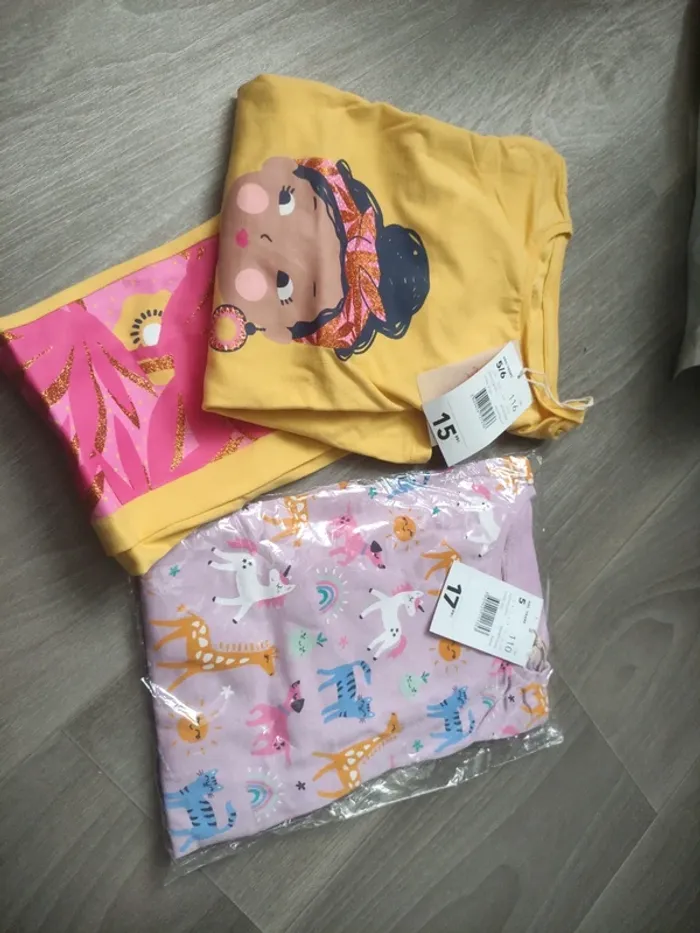 Lot de deux pyjamas fille taille 5 ans neuf avec étiquette du pareil au même