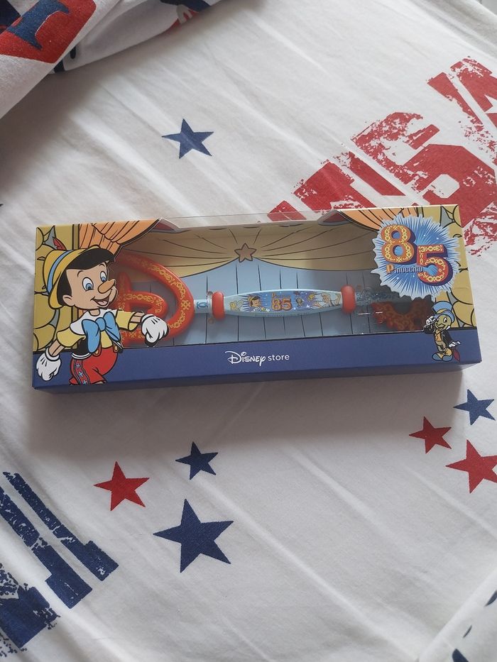 Clé 85ème anniversaire de Pinocchio Disney Store La Fée Bleue