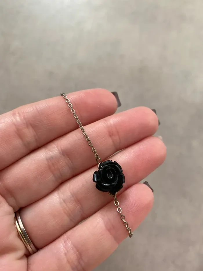 Collier motif rose noir - photo numéro 3