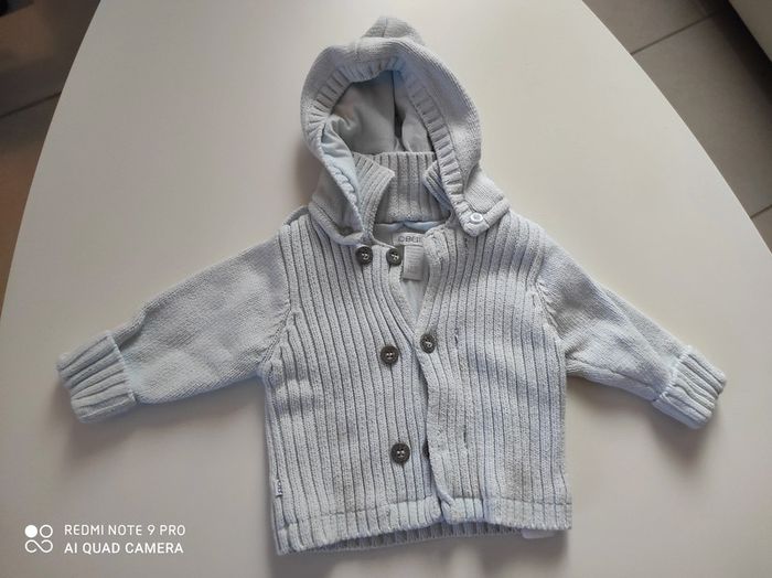 Gilet bleu ciel 1 mois