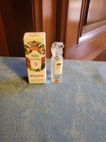 Miniature eau de toilette eau de sisley numéro 3 neuf et plein en boîte