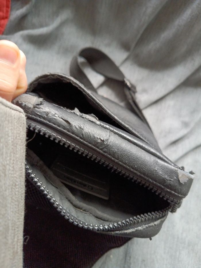 Sacoche Calvin Klein en mauvais état - photo numéro 7