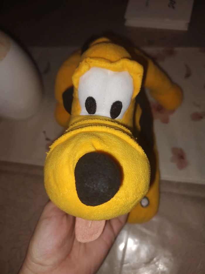 Peluche Disney du chien Pluto allongé  43 cm - photo numéro 3