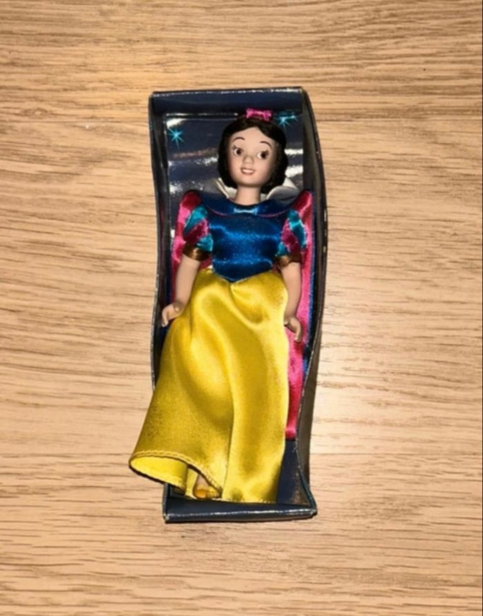 Poupée porcelaine Disney Blanche Neige