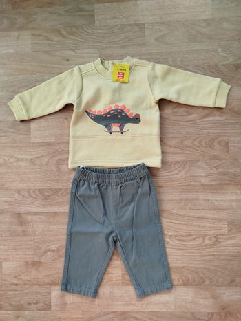 Ensemble pantalon et pull taille 6 mois 