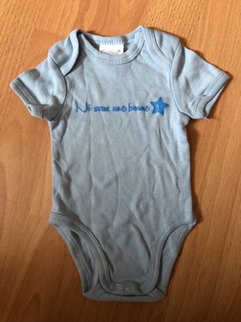 Joli body MC bleu clair T. 3 mois/60 cm neuf