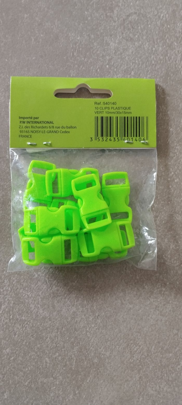 10 petits clips en plastique vert neuf