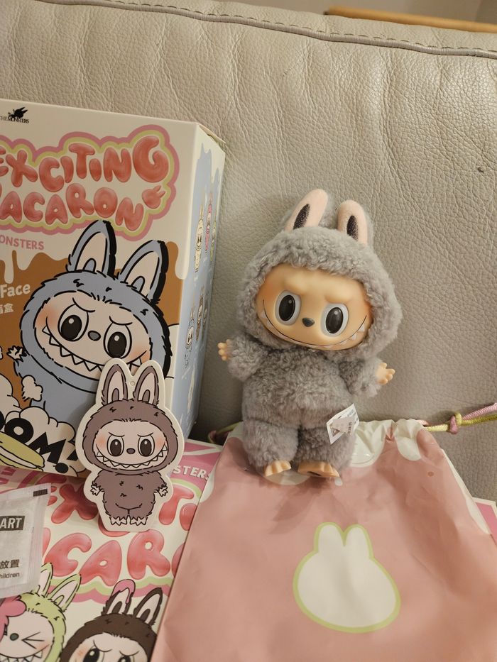 Labubu gris Sesame Bean Exciting Macaron Pop Mart