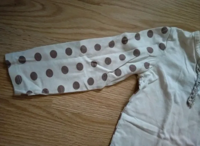 Haut manches longues. Beige a pois. Vertbaudet.
Taille 4 ans - photo numéro 3