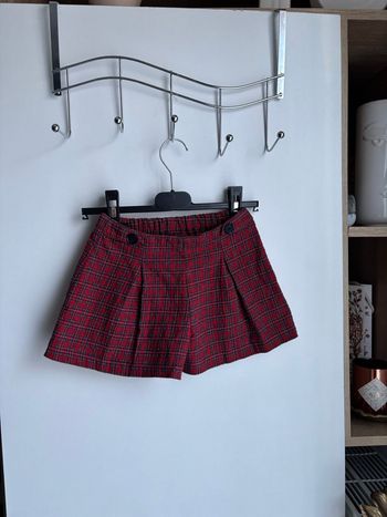 Short Zara à carreau rouge fille taille 3 ans. 