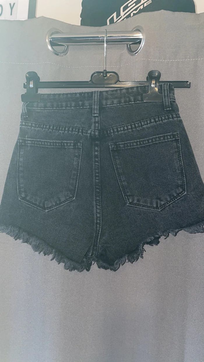 Short en jean troué - photo numéro 4