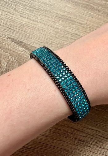 Bracelet aimanté bleu à strass