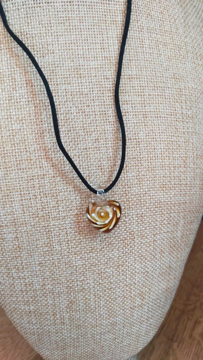 Pendentif fantaisie – Cœur orangé effet ambre avec matière blanche, résine stylée - photo numéro 8