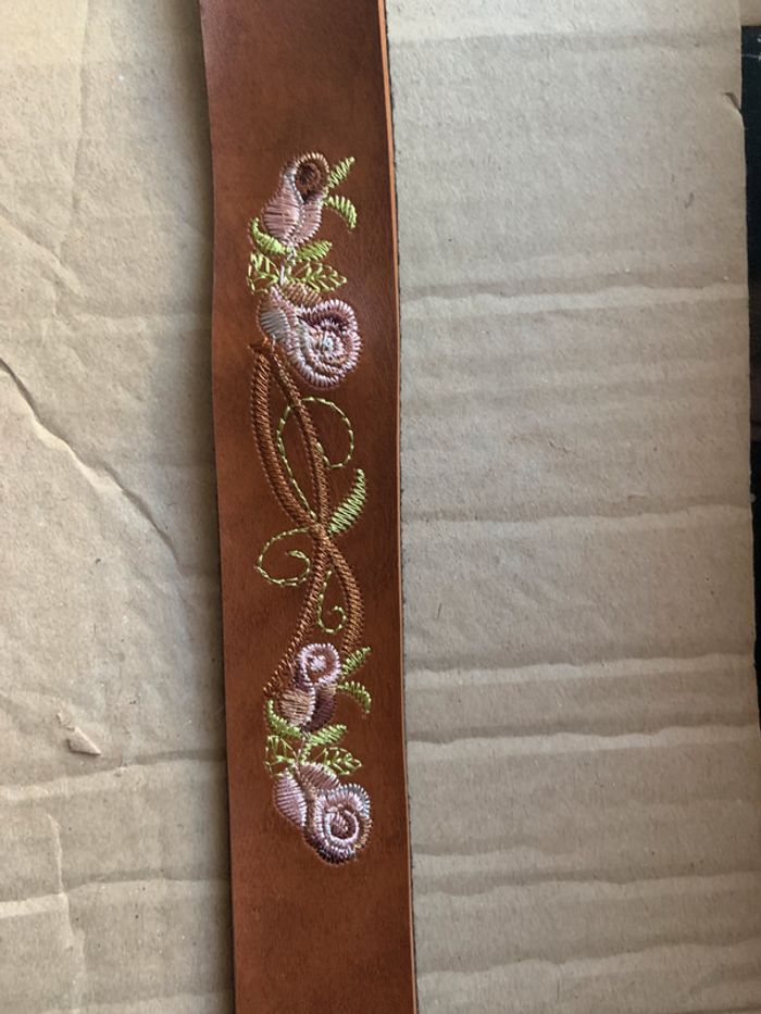 Ceinture en cuir marron brodée de fleurs - photo numéro 2