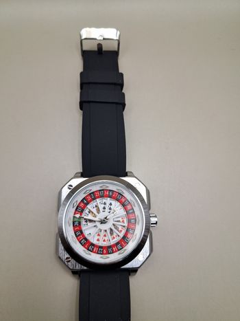 Montre bracelet Casino roulette cartes phosphorescente vendue avec un coffret cadeau 