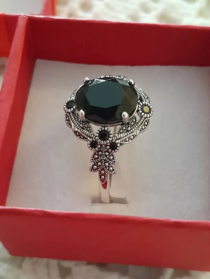 Bague, avec grande pierre noire, entourée de strass, taille 60 - photo numéro 4
