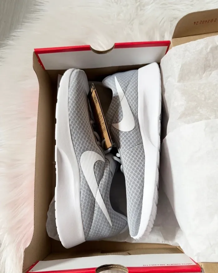 Nike Tanjun – Taille 44,5 – gris/blanc – Neuf avec étiquette - photo numéro 5