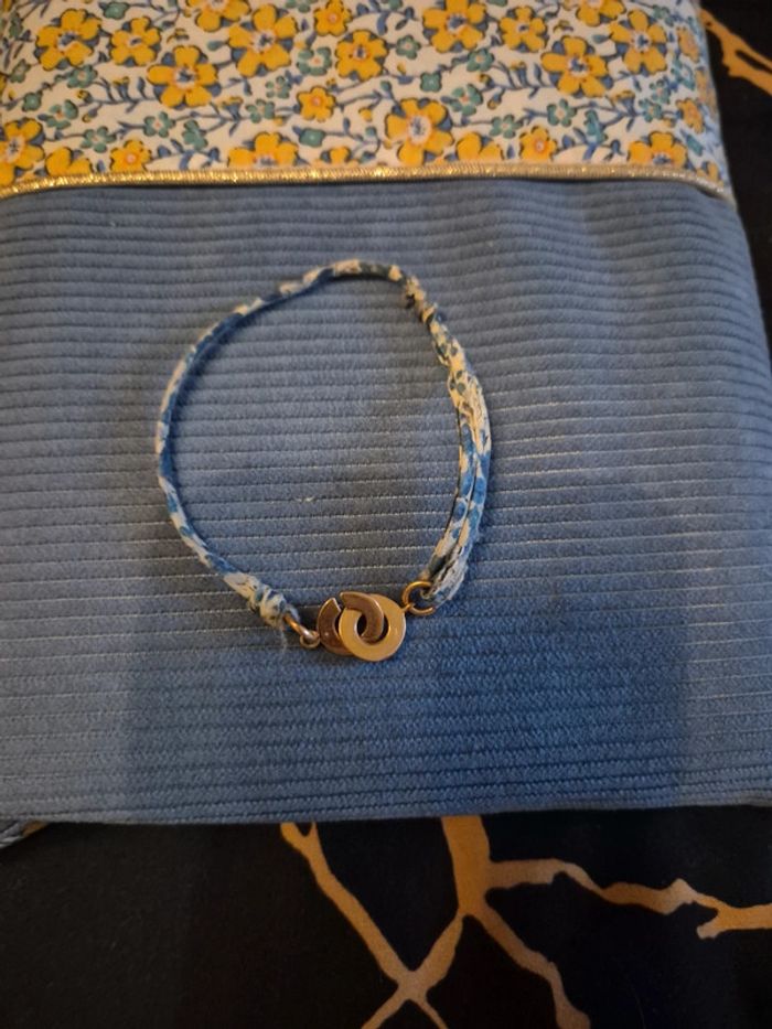 Bracelet en tissus bleu et dorure