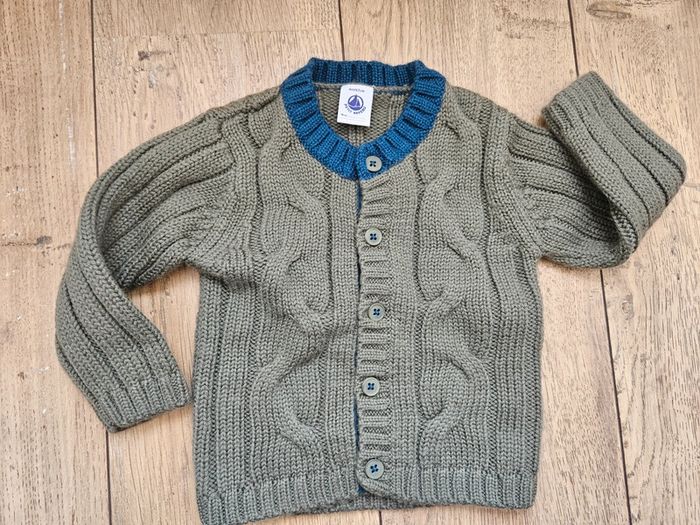 Gilet torsadé à boutons Petit Bateau kaki et bleu 6 mois