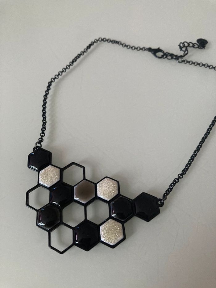 Collier femme noir et blanc