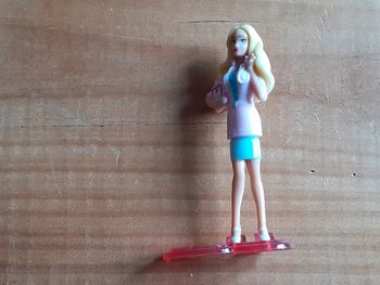 🍫 Figurine Barbie I can be  kinder secretaire