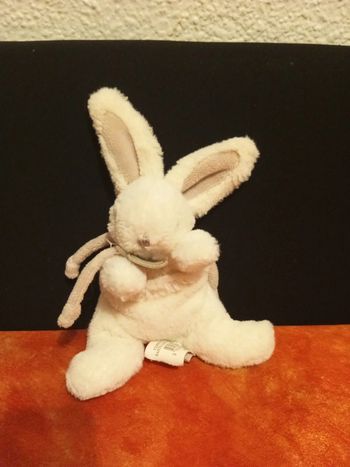 Doudou et compagnie lapin bonbon blanc taupe