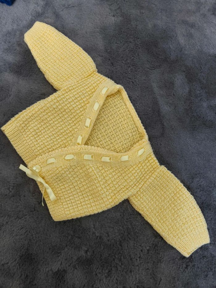 Gilet cache-cœur jaune pâle – 3 mois – Fait main - photo numéro 2